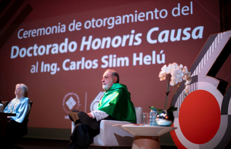 carlos slim recibiendo premio honoris causa