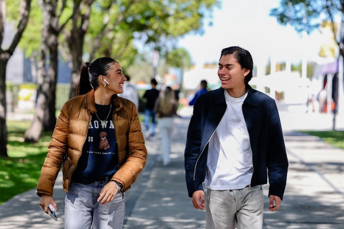 alumnos de la anahuac caminando por el campus