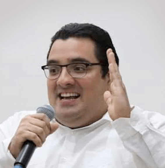 "El progreso y crecimiento se adquieren con el esfuerzo, perseverancia, tenacidad y disciplina. En el ámbito profesional siempre procurar vencer el mal con el bien y transformarlo para convertirse en líderes de acción positiva".