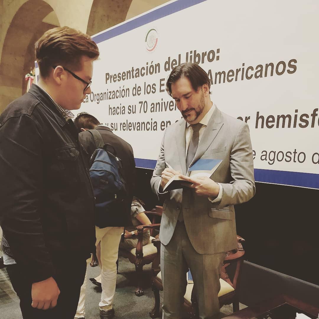 Egresado Gerardo de Icaza presenta libro en el Senado de la República