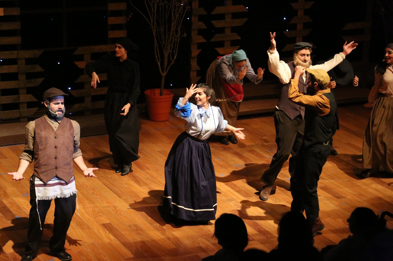 Alumnos presentan El Violinista en el Tejado