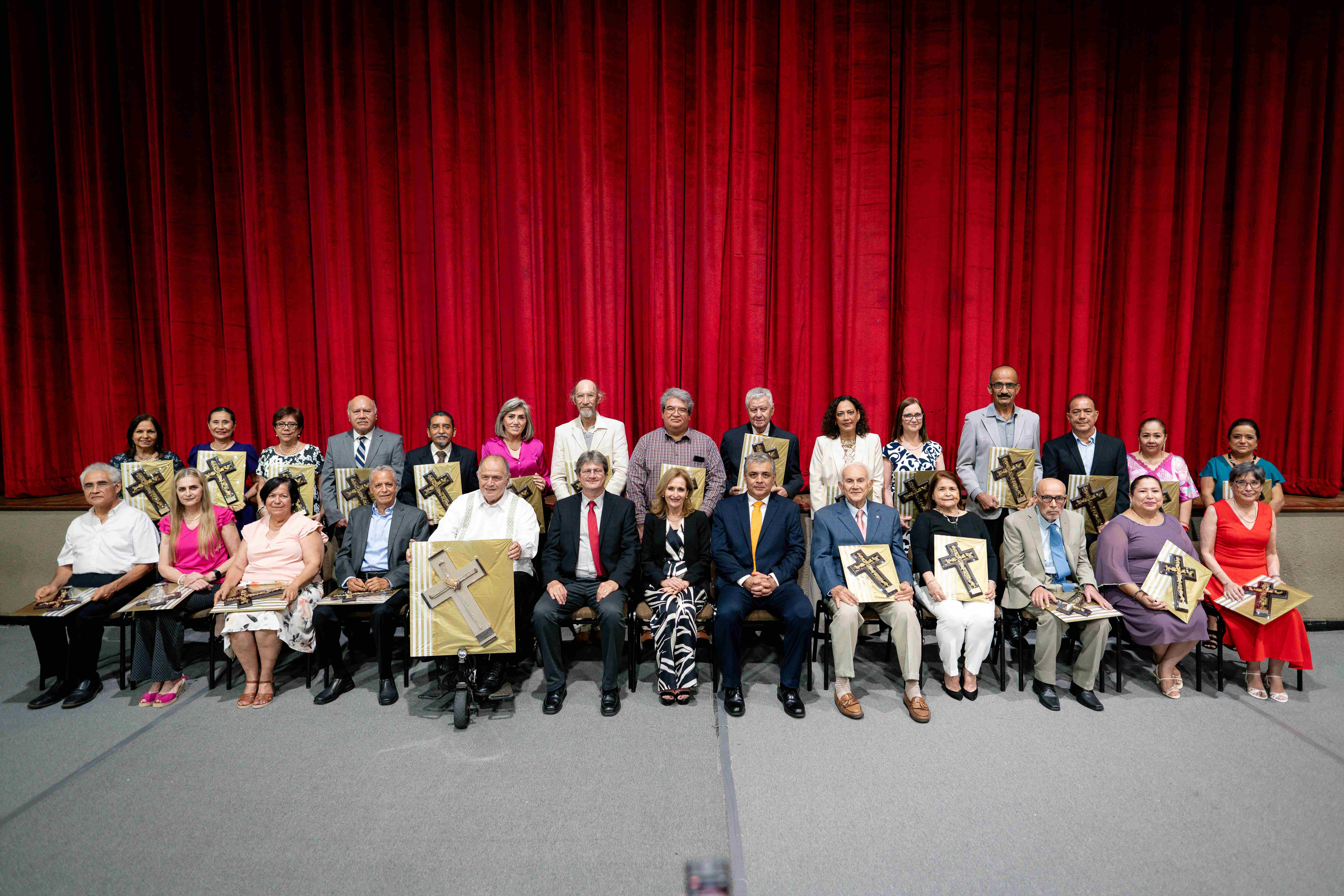 Profesores significativos del IEST, en el Gimnasio Burton Grossman.