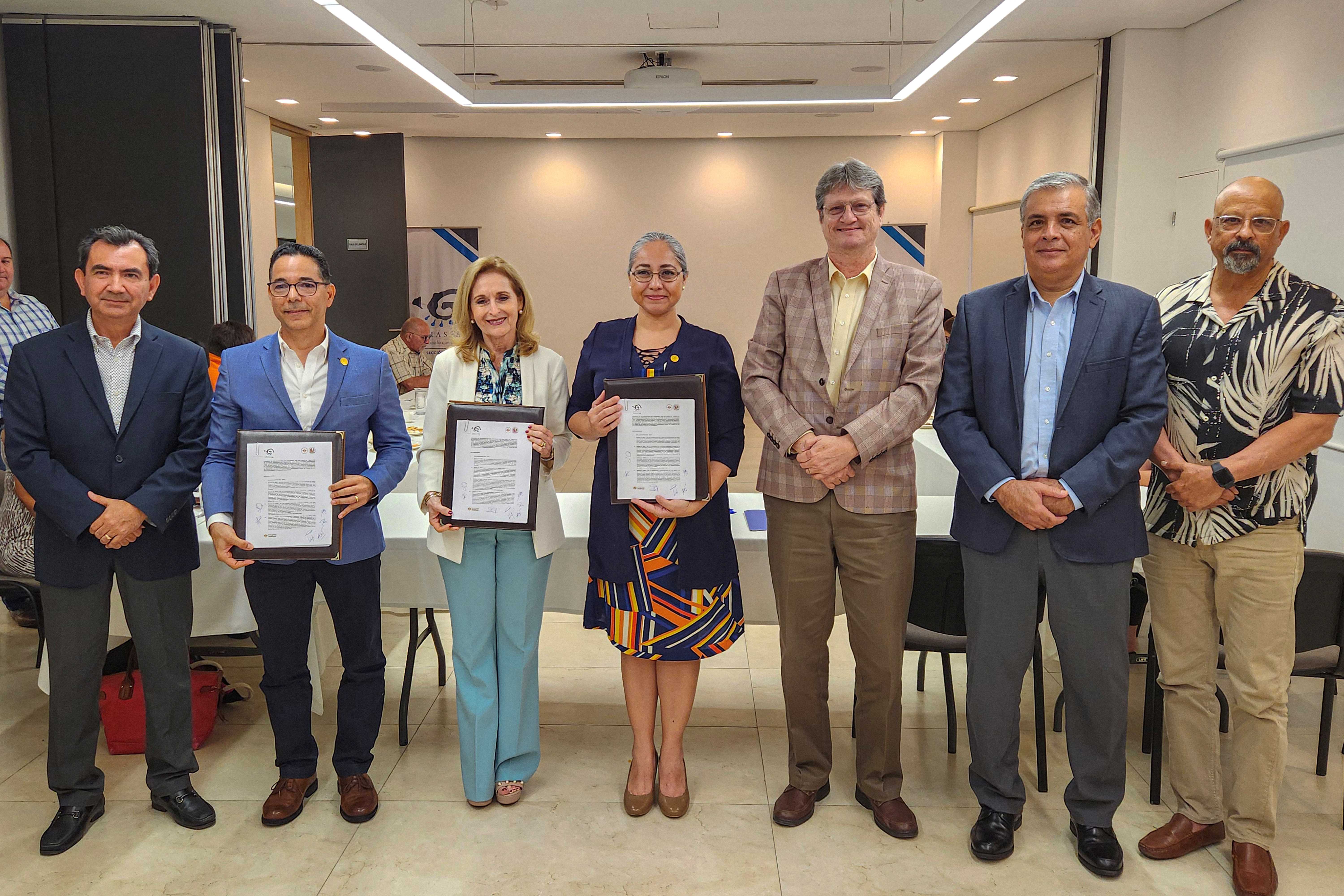 Foto de grupo de funcionarios del IEST y de la AMASFAC.