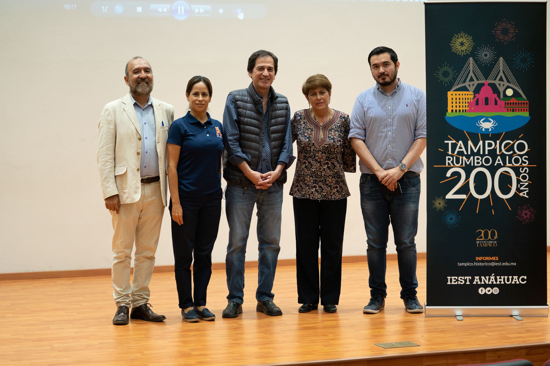 Grupo de organizadores del evento Música y Músicos de Tampico con el conferencista.