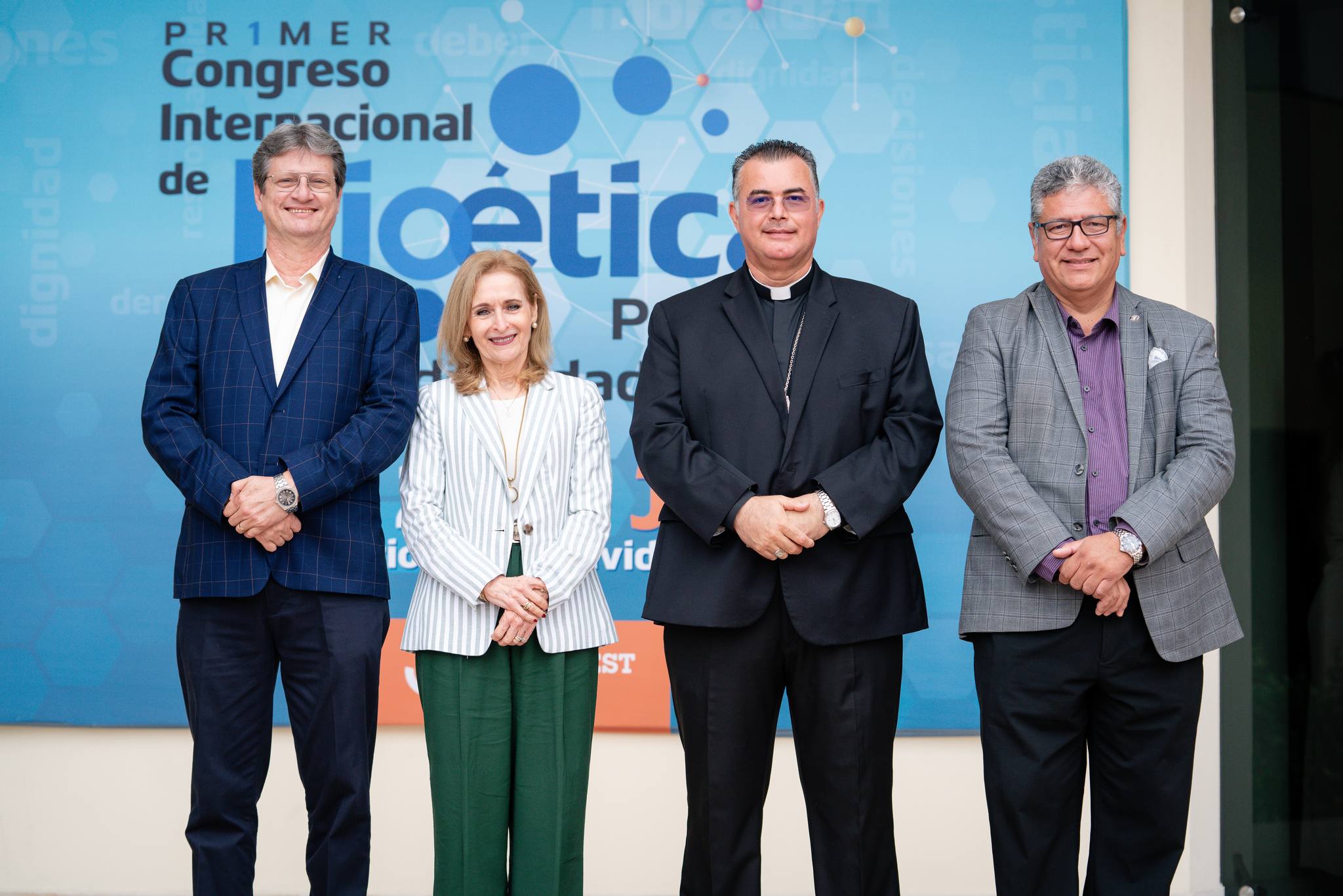 Basilio Kot, Gloria Septién y Arturo Vázquez en compañía de Roberto Yenny.