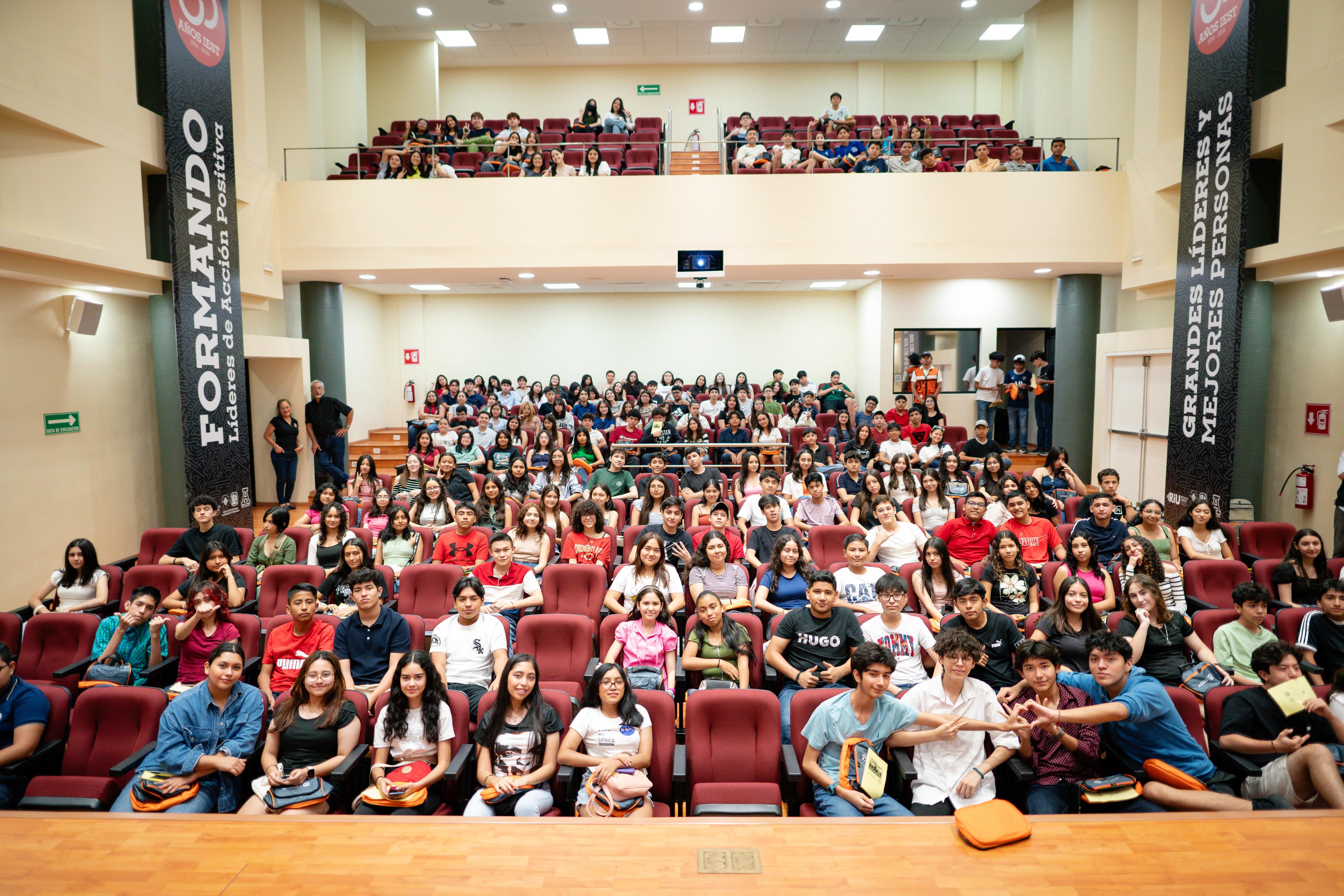 Alumnos nuevos de prepa en la bienvenida.