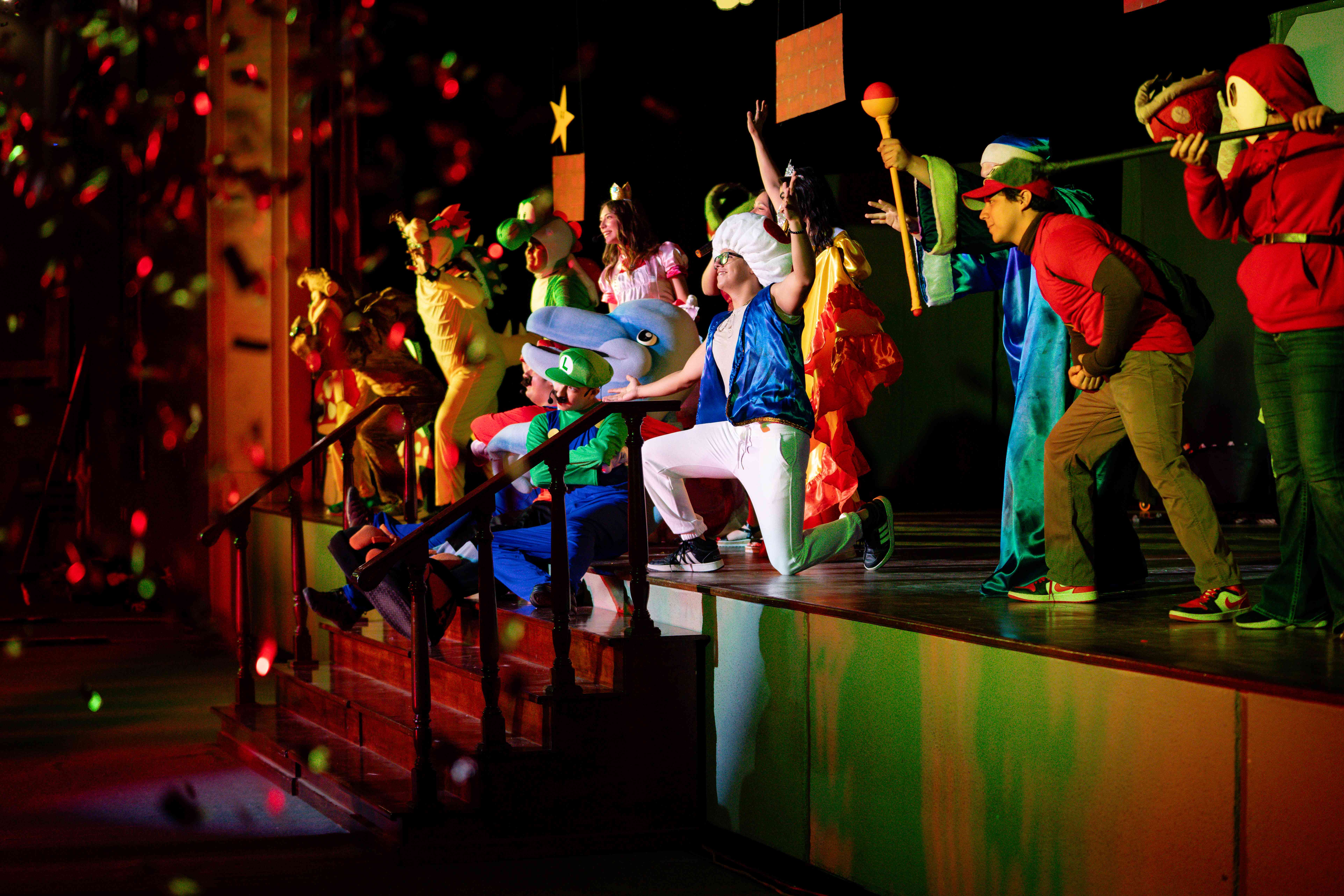 Alumnos disfrazados de videojuegos en la inauguración del Campamento de Verano de 2024.