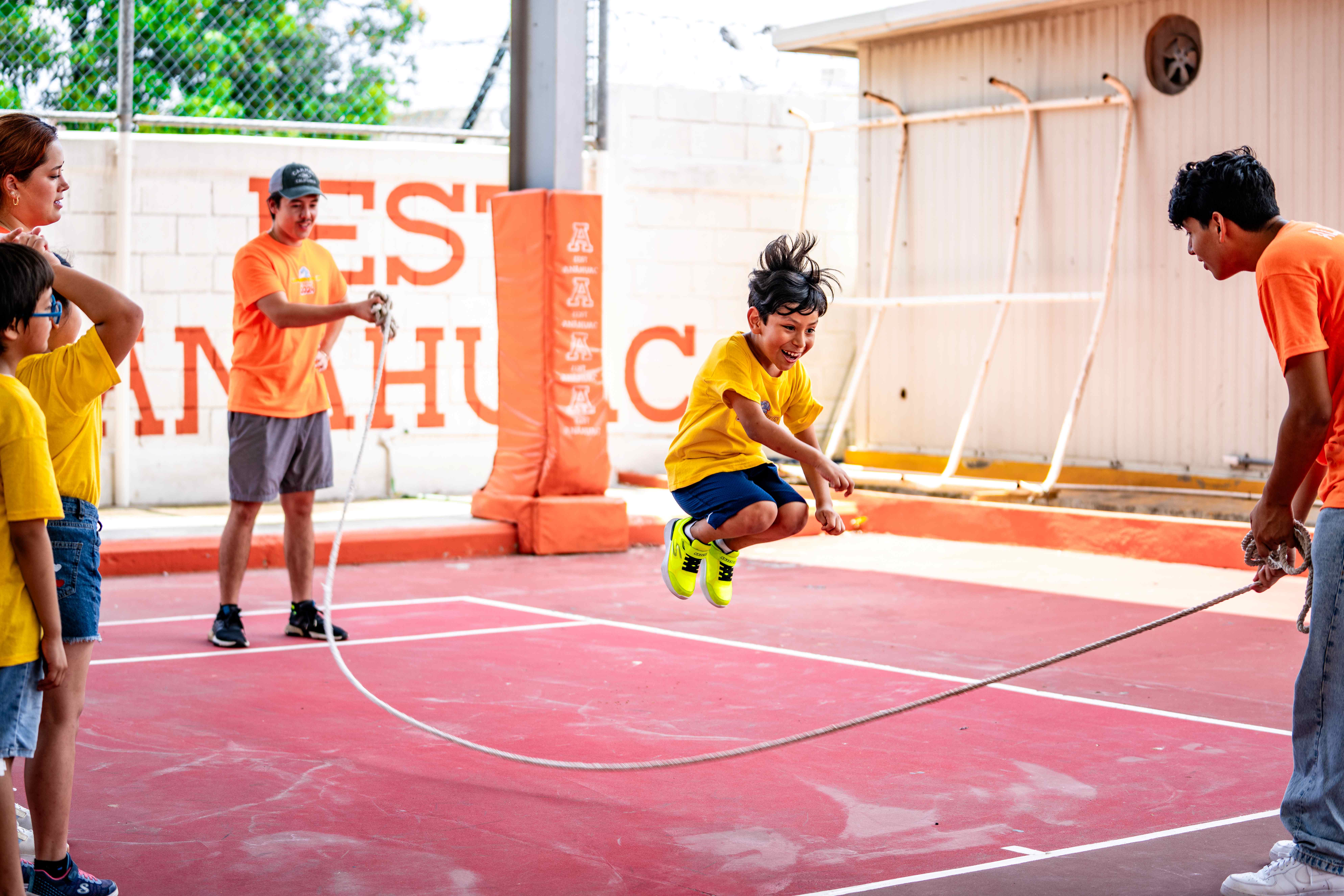 Niño saltando la cuerda en el Campamento de Verano de 2024.