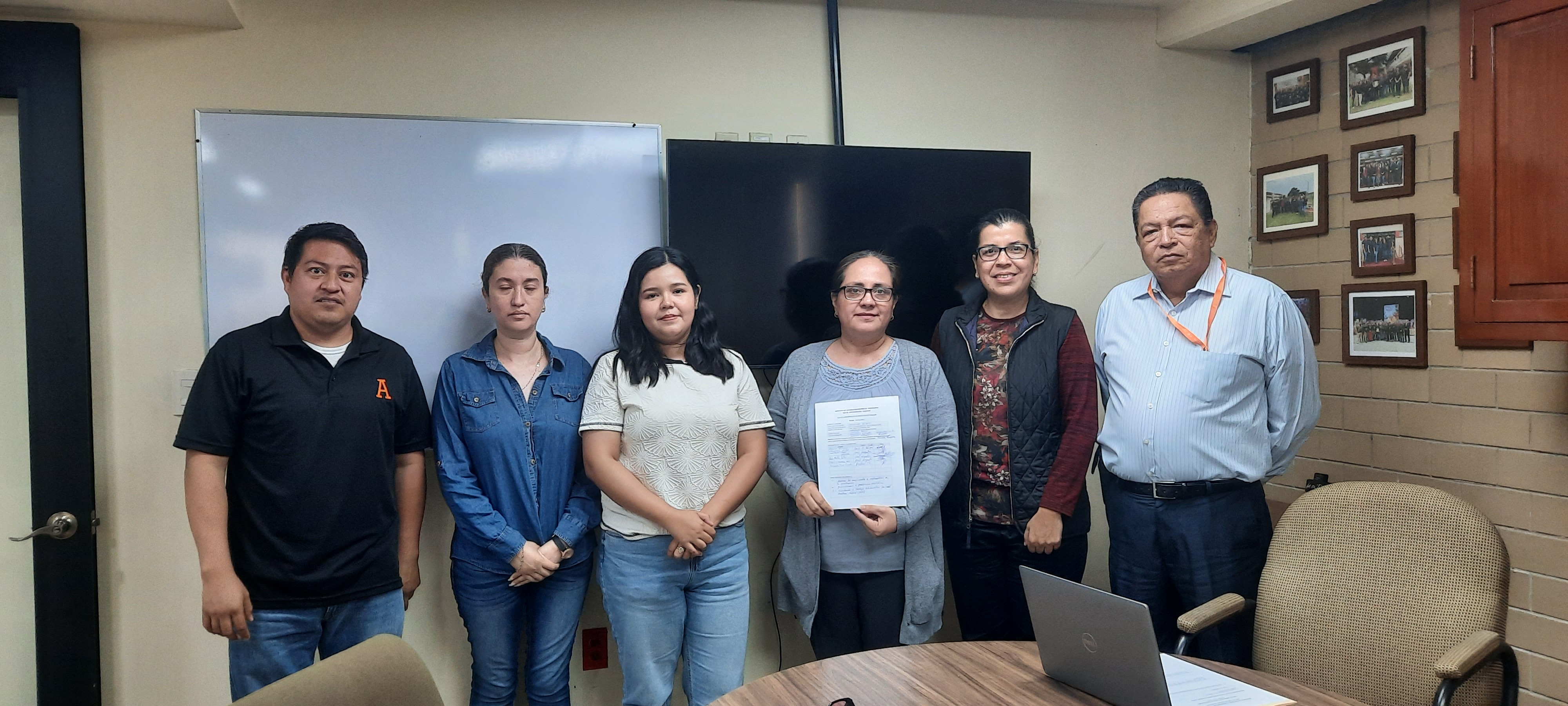 Mtro. Oscar Morales, Dra. Elda Villalobos, Mtra. Leslie Colunga, Mtra. Teresa Morales, Coordinadora de investigación Mtra. Sandra Suastes y el Dr. Fernando Pérez 