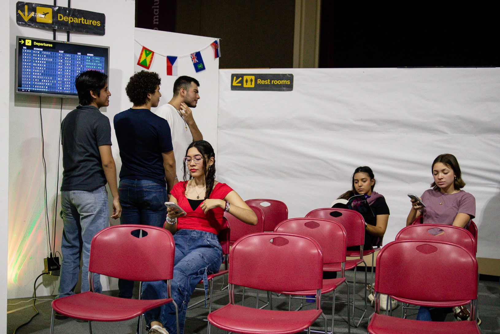 Sala de espera de un aeropuerto (simulacro).