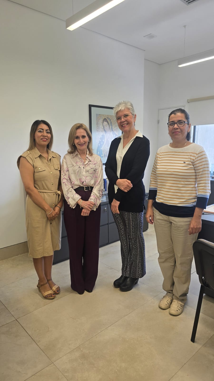 Dra. Herlinda Ortiz y Dra. Rosa María Lopez con la recta del IEST Anáhuac Lic. Gloria Laura Septien Crespo junto con la Mtra. Sandra Suastes, coordinadora de investigación