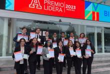 Jóvenes ganadores LiderA afuera de edificio en la Anáhuac Mayab.