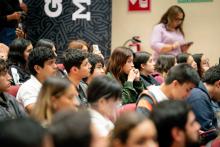 Toma de jóvenes de profesional en el David Gómez, prestando atención a un conferencista.