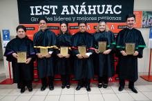 Los nuevos investidos, delante de una mampara, en el vestíbulo del Gimnasio Burton Grossman.