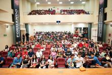 Alumnos nuevos de prepa en la bienvenida.