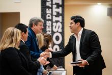 Christian Alvarado recibe su reconocimiento de manos de Basilio Kot en el Premio CENEVAL.