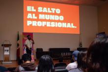 Primer expositor de Prodiseño. Arriba de él hay una anuncio que dice: "El salto al mundo profesional".