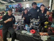 Alumnos de Mecatrónica posando ante la cámara, en concurso de Pachuca.