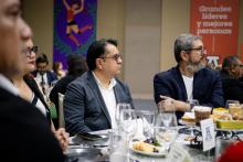 Maestros de perfil, durante la cena de maestros.