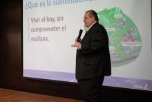 Aperti Llovet explicando en el Aula Activa de Medicina.