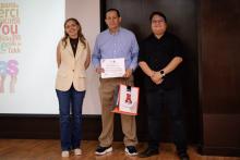 Cristina Almaguer y Renaud entregando reconocimiento a Sergio Hdz., conferencista.