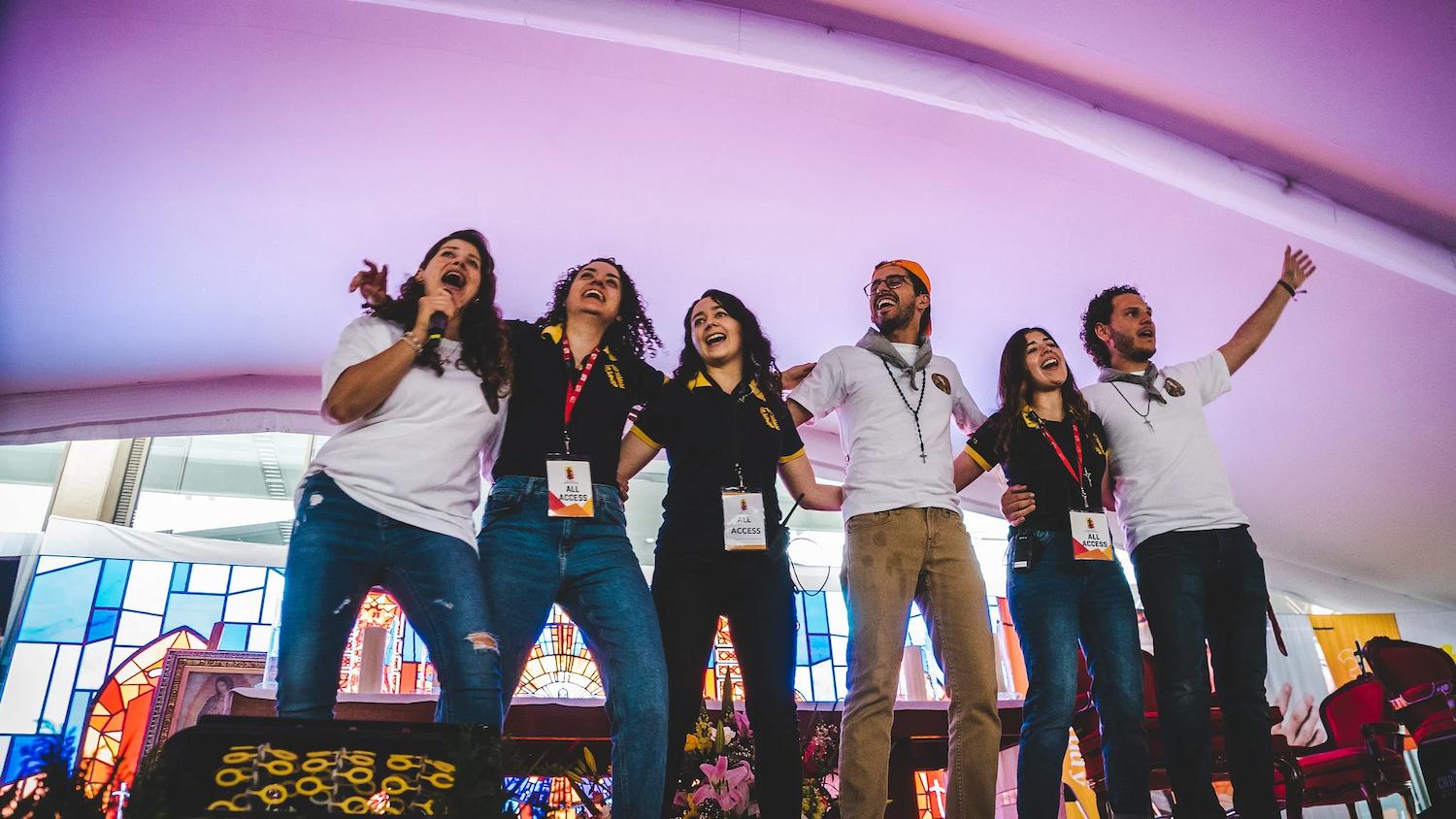 Estudiante de administración pública y finanzas en un aula tipo tribunal, acompañado de dos compañeros con laptops, reflejando formación profesional, liderazgo y toma de decisiones en contextos institucionales.